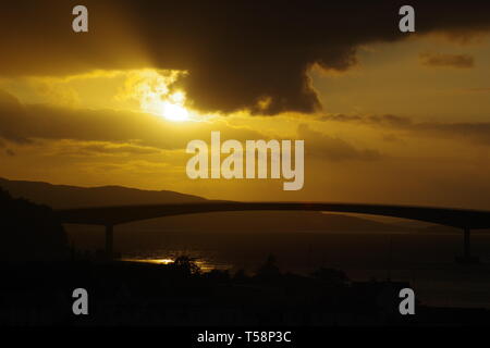 Coucher du soleil doré sur le Skye Road Bridge. L'Écosse, au Royaume-Uni. Banque D'Images