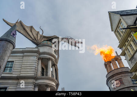 Jusqu'à lors de la Dragon de feu et de bâtiments, de traverse dans Harry Potter Land, parc à thème Universal Studios, Orlando, Floride Banque D'Images