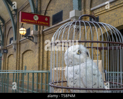 Owl sur plate-forme 9 3/4 à la gare de Kings Cross dans Harry Potter Land, parc à thème Universal Studios, Orlando, Floride Banque D'Images