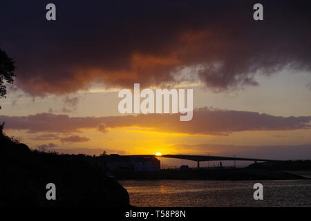 Coucher du soleil doré sur le Skye Road Bridge. L'Écosse, au Royaume-Uni. Banque D'Images