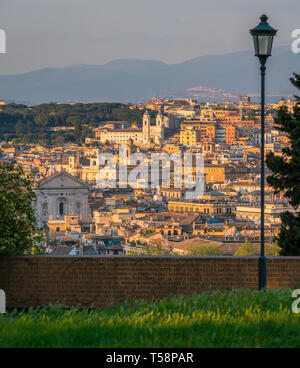 La fin de l'après-midi panorama avec Trinità dei Monti du Gianicolo terrasse à Rome, Italie. Banque D'Images