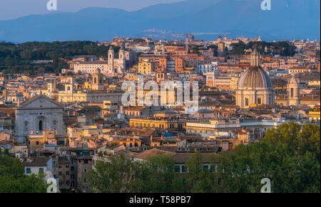 La fin de l'après-midi panorama avec Trinità dei Monti du Gianicolo terrasse à Rome, Italie. Banque D'Images