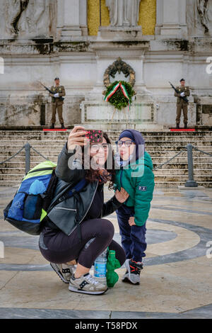 Les touristes de prendre une à la selfies tombe du Soldat inconnu, la Piazza Venezia, Rome, Italie Banque D'Images