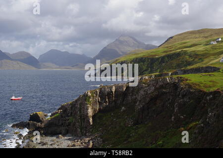 Petit bateau de pêche rouge à Elgol, vue sur le Loch Scavaig à l'Cullin Hills au-delà. Isle of Skye, Scotland, UK. Banque D'Images