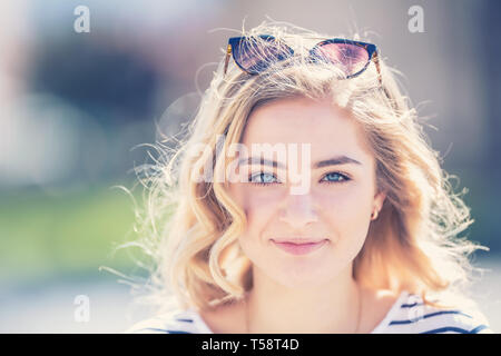 Portrait d'été d'un heureux jeune fille avec des cheveux bouclés et merveilleux sourire. Banque D'Images