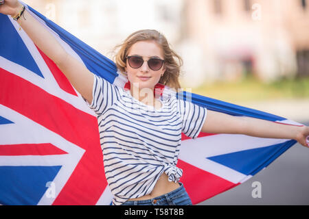 Young Girl avec le drapeau de la Grande-Bretagne. Banque D'Images