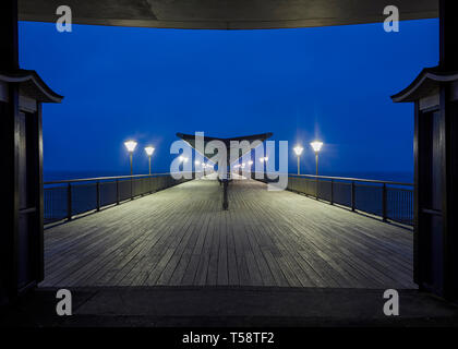 Boscombe Pier la nuit Bournmouth a ouvert ses portes en 1889 Dorset Banque D'Images