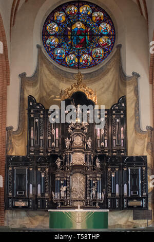 L'autel d'argent, un triptyque en bois avec placage en ébène sculpté avec reliefs en argent représentant la Dernière Cène, crucifixion, Christ ressuscité et l'inhumation Banque D'Images