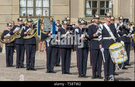 Les musiciens de l'Armée Royale Suédoise Band en tenue de cérémonie uniformes et casques pickelhaube noir jouant pendant la relève de la garde Banque D'Images