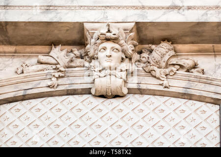 Un 18e siècle le visage de femme sculptée ressemble à partir du mur de la salle d'État dans le Palais Royal de Stockholm. Banque D'Images