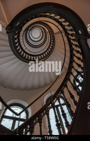 Jusqu'à l'escalier en spirale dans le Nobis Hôtel à Stockholm, une fois le bâtiment Kreditbanken Banque D'Images