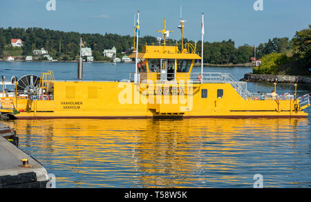 Le bac à câble électrique, Linfarja liens Vaxholm, avec son château à travers le canal de Stegesund. Transportant jusqu'à 130 passagers qu'il faut 2 minutes. Banque D'Images