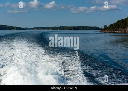 Les îles de l'archipel de Stockholm avec le service d'un Cinderella Båtarna ferry à grande vitesse. Banque D'Images