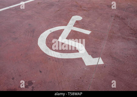 Mobilité panneau blanc peint sur un sol rouge Banque D'Images