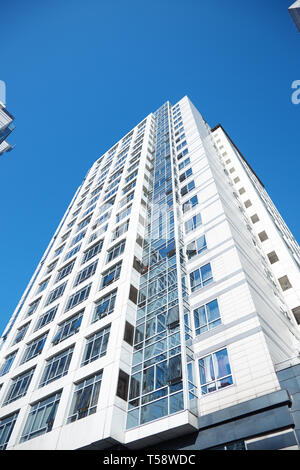 Vue en angle bas sur un immeuble de bureaux élevé Banque D'Images