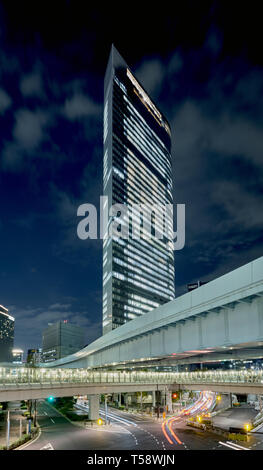 Immeuble de bureaux dans le quartier de Shiodome la nuit, Tokyo, Japon Banque D'Images