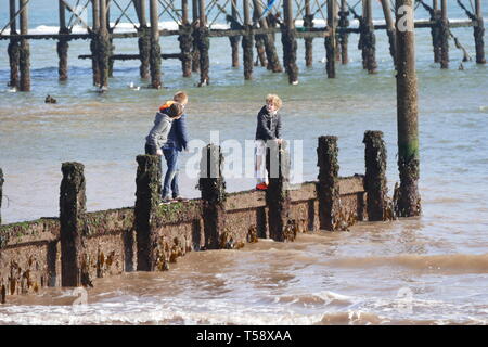 Trois jeunes garçons jouant sur une plage de l'aine à Teignmouth, Devon, Royaume-Uni. Banque D'Images