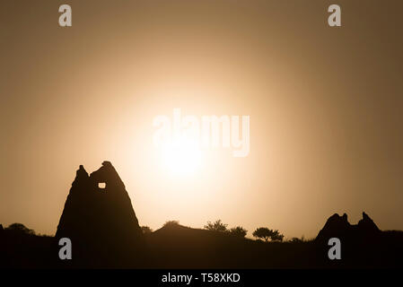 Silhouette de la cheminées de fées en Cappadoce au coucher du soleil Banque D'Images