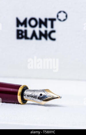 Winneconne, WI - 17 Avril 2019 : un stylo plume Mont blanc sur un fond isolé Banque D'Images