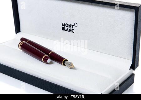 Winneconne, WI - 17 Avril 2019 : un stylo plume Mont blanc sur un fond isolé Banque D'Images