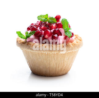 Mini tarte de crème rose et graines de grenade isolated on white Banque D'Images
