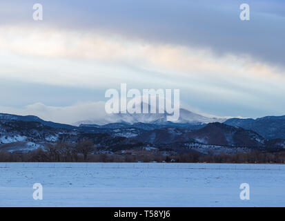 Belle Colorado Coucher du Soleil avec nuages dans les Montagnes Rocheuses Banque D'Images