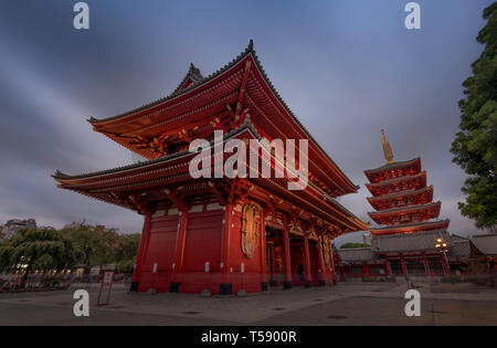 Ji-Sensoji à Asakusa Temple japonais rouge la nuit, Tokyo, Japon Banque D'Images