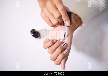 Woman doing manicure elle-même Banque D'Images