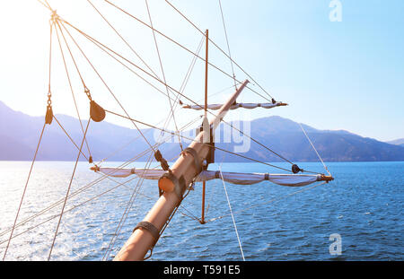 La lumière du soleil en mer sur un grand voilier voilier classique. Beau paysage avec des montagnes, de la mer et d'expédier le gréement. Croisière en bateau sur le lac Ashi rétro, Hakone, Banque D'Images