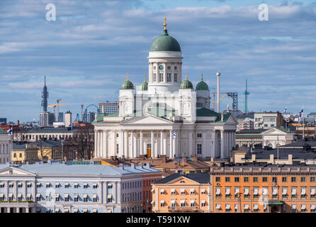 Helsinki, Finlande - le 14 avril : cathédrale et d'autres édifices de la ville avec la ville centrale à Helsinki le 14 avril 2019. Avec une belle lumière du soir. Banque D'Images