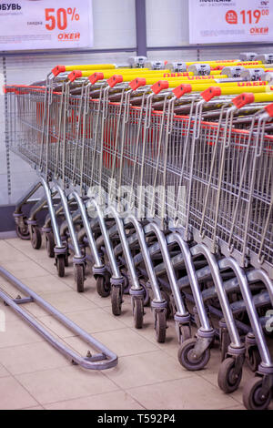 De nombreuses charrettes dans le supermarché. Le type de produits dans le magasin. le transport des produits dans les supermarchés. Le 27 avril 2018, la Russie, Moscow Banque D'Images