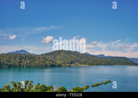 Belle nature scenics de Sun Moon Lake avec les montagnes environnantes ...