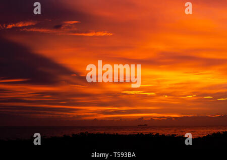 Un lever de soleil spectaculaire à Durban's South Beach s'allume le ciel en couleurs surréalistes. Banque D'Images