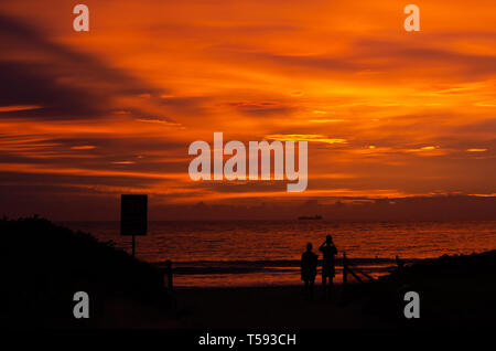 Un lever de soleil spectaculaire à Durban's South Beach s'allume le ciel en couleurs surréalistes. Banque D'Images