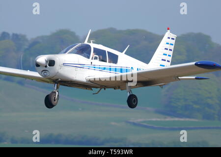 Un Piper PA-28 Cherokee 140 décollant de Skydive Nord Ouest en Flookburgh, Lake District. Banque D'Images
