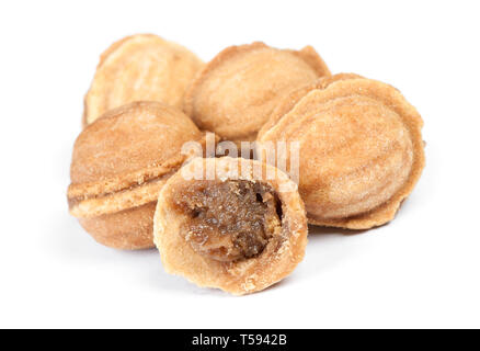 Groupe d'écrous des cookies avec du lait condensé isolé sur fond blanc Banque D'Images