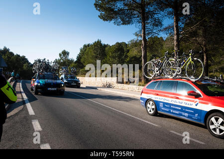 Femme de véhicules de soutien course cycliste La Safor montagnes près de Gandia Espagne Banque D'Images