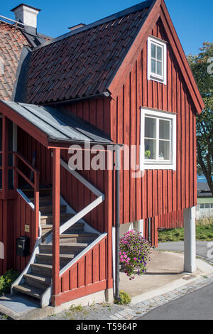 Une petite maison en bois traditionnels colorés sur Beckholmen (Pitch Islet) un centre historique de tangage (tar) pour l'industrie du transport maritime. Banque D'Images