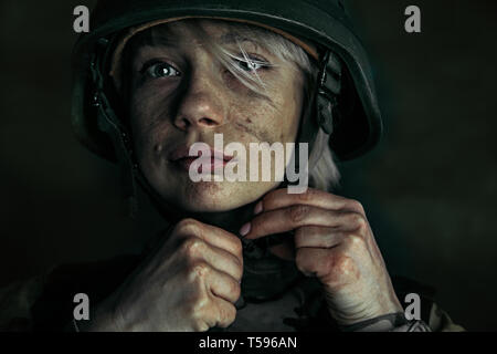 La préparation pour etre plus fort comme une pierre. Close up portrait of young female soldier. Femme en uniforme militaire sur la guerre. Déprimé et ayant des problèmes avec la santé mentale et les émotions, l'ÉSPT. Banque D'Images