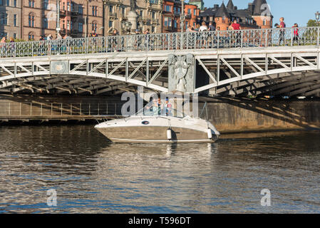 Les amis profitez de la fin de l'après-midi soleil sur un hors-bord par pont Djurgården à Stockholm Banque D'Images