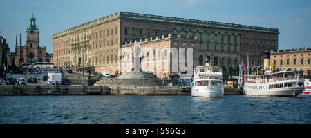 Le Stockholm Palace, la résidence officielle de la famille royale, donnant sur les ferries amarrés sur l'Stromkajen Banque D'Images