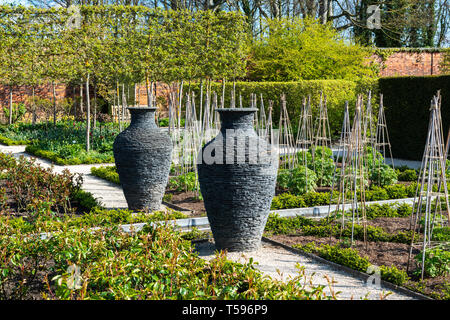 L'ardoise en pots au jardin d'Ornement Jardin d'Alnwick, Alnwick, Northumberland, England, UK Banque D'Images