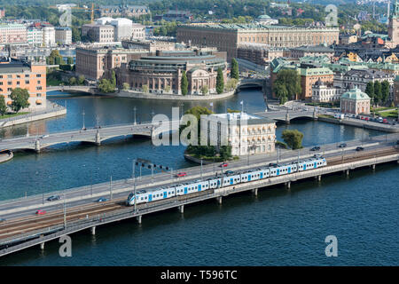 Un SJ SL X60 Alstom Coradia commuter train crossing Centralbron à Stockholm avec la Maison du Parlement, et le Palais Royal en arrière-plan. Banque D'Images