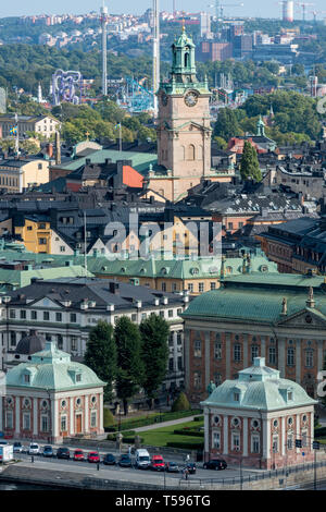 Storkyrkan, la grande église ou l'église de Saint-Nicolas, avec la maison de noblesse et colorés bâtiments historiques de Gamla Stan à Stockholm Banque D'Images