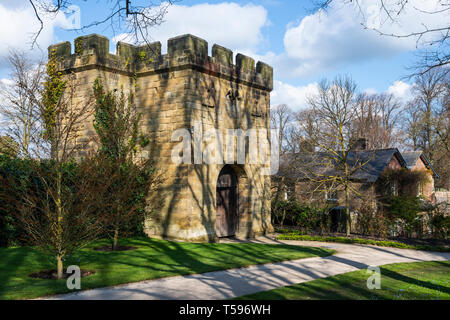 Vieille passerelle dans jardin clos au jardin d'Alnwick, Alnwick, Northumberland, England, UK Banque D'Images