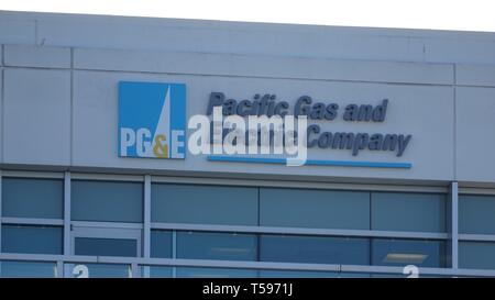 Close-up de logo au sommet de l'administration centrale de l'entreprise Pacific Gas and Electric à San Ramon, Californie, l'entreprise fait faillite en 2019 suite à une traînée de préoccupations en matière de responsabilité, le 12 mars 2019. () Banque D'Images