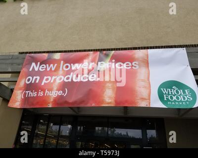 Affiche à l'extérieur de Whole Foods Market épicerie à San Ramon, Californie, à la suite de l'annonce Amazon société mère qu'il s'agisse de couper les prix des produits en magasin, le 3 avril 2019. () Banque D'Images