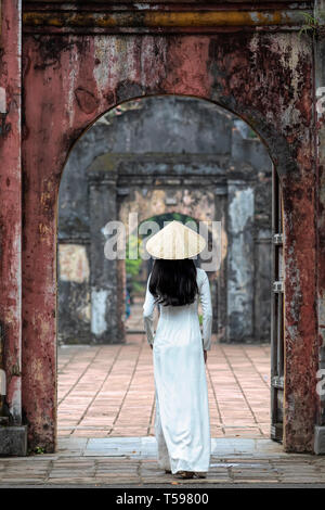 Femme en costume traditionnel vietnamien Banque D'Images