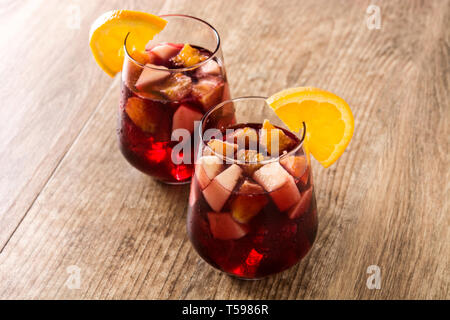 Vin rouge sangria dans les verres sur la table en bois. Banque D'Images