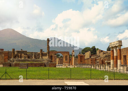 Ruines de Pompéi donnant sur le Vésuve au loin, Campanie, Italie. Pompéi est une ancienne ville romaine sont morts de l'éruption du volcan Vesuv Banque D'Images